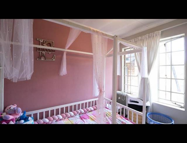 2 BEDROOM TOWNHOUSE FOR SALE IN VAN RIEBEECK PARK